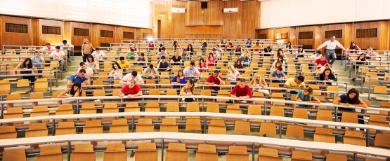 Photographie d'une grande classe à l'université.