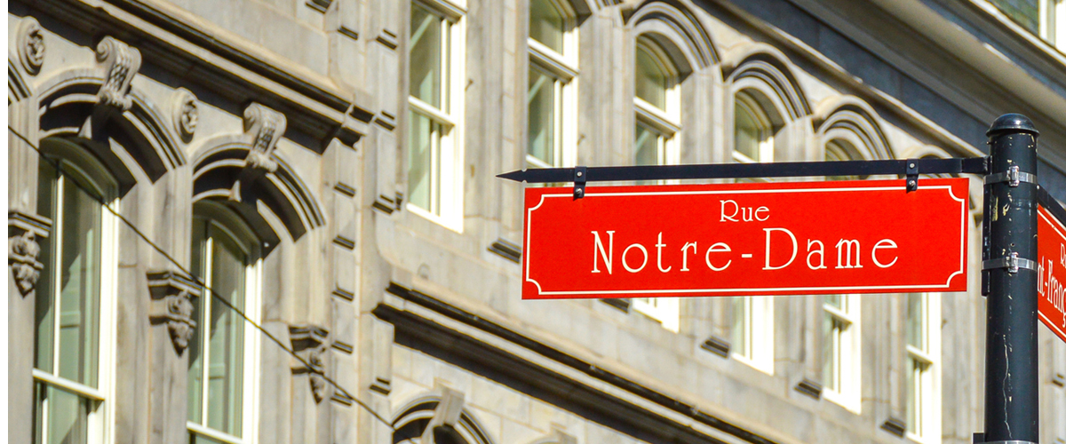 Rue Notre-Dame inscrit sur une plaque de rue rouge.