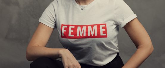 Le mot Femme est inscrit sur un Tshirt blanc.